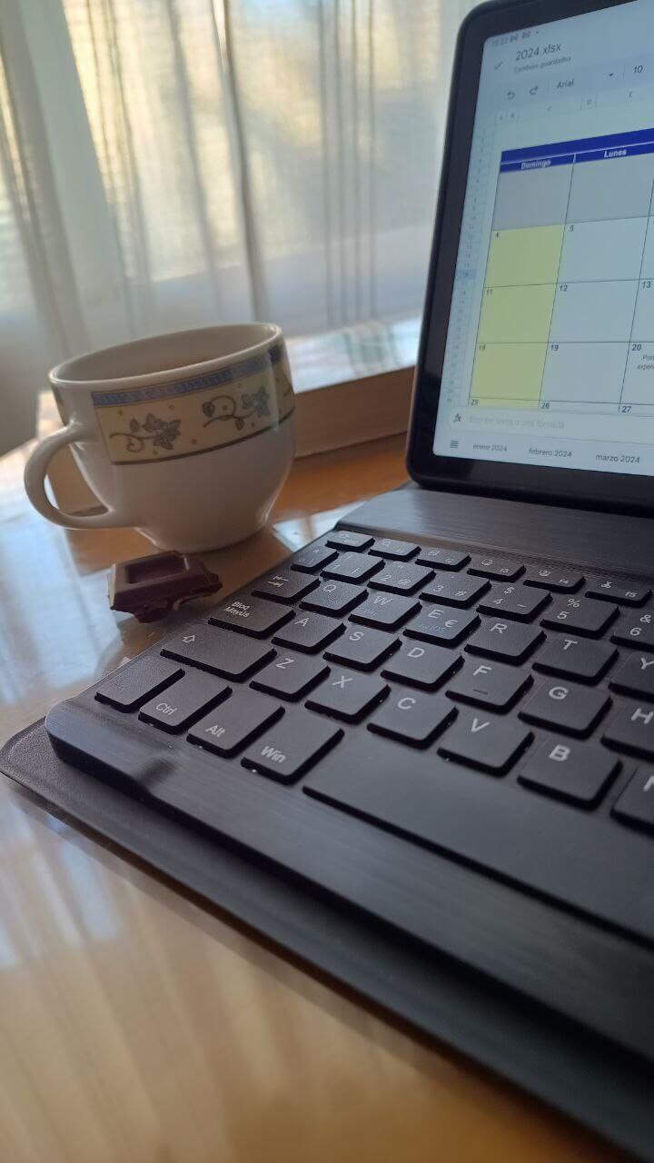 jose pablo delante de su laptop listo para hacer seo en almeria