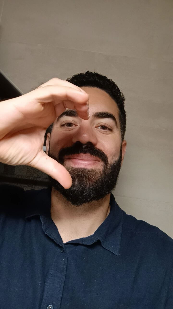 sin hacer seo almeria, jose pablo te saca una sonrisa motrandote medio corazon con las manos
