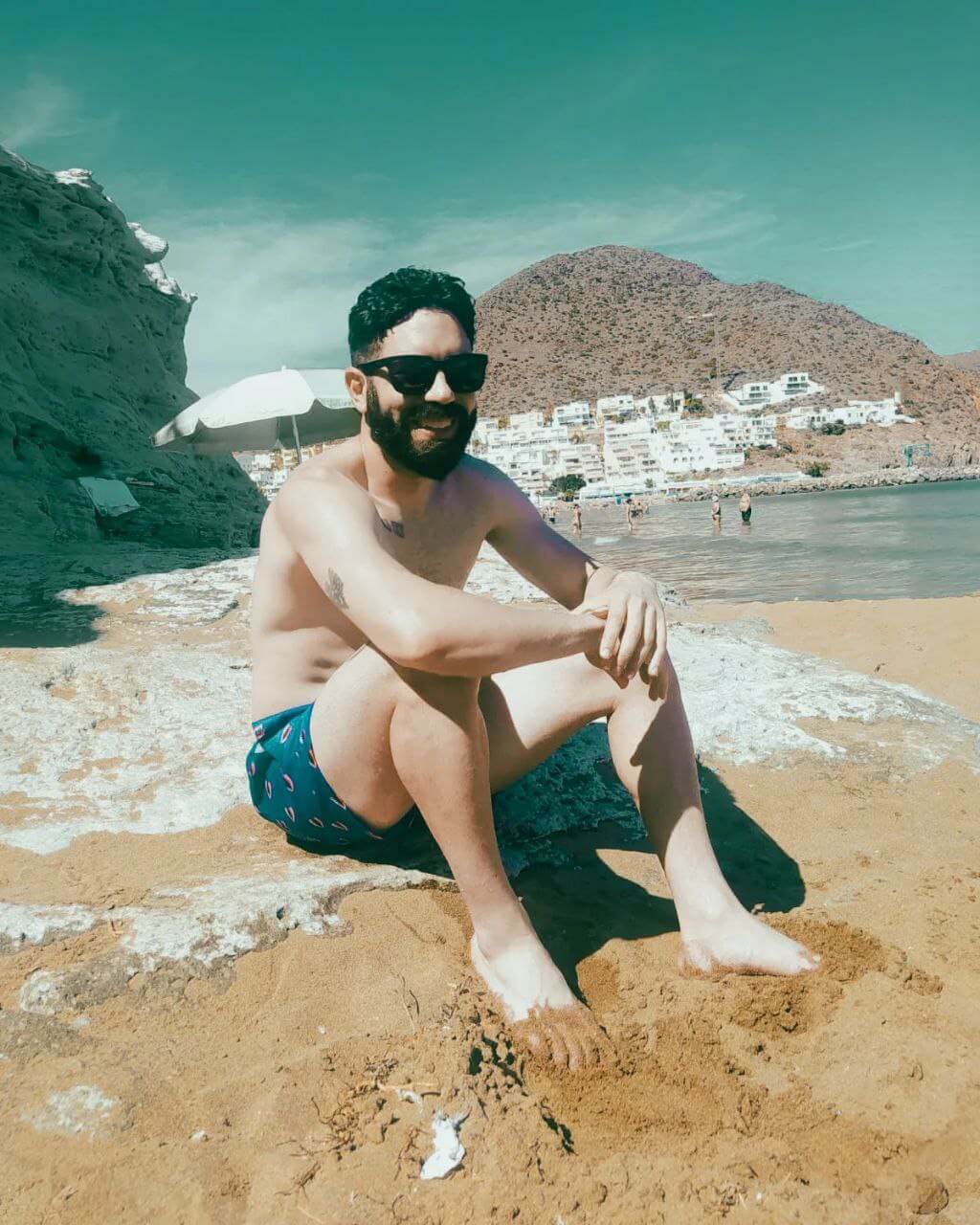 jose pablo disfrutando del tiempo libre en la playa despues de trabajar como consultor seo en almeria