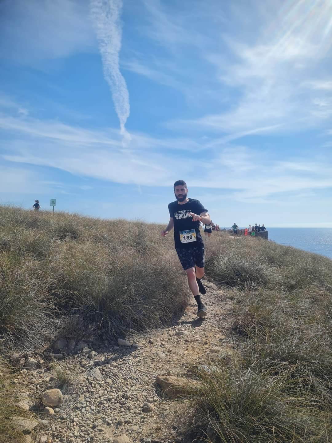 jose pablo corriendo un trail en playa de los muertos, en almeria