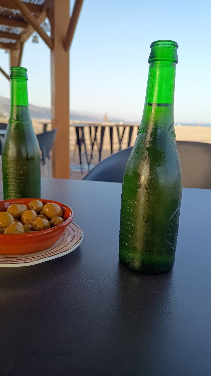 una cerveza con fonde de playa