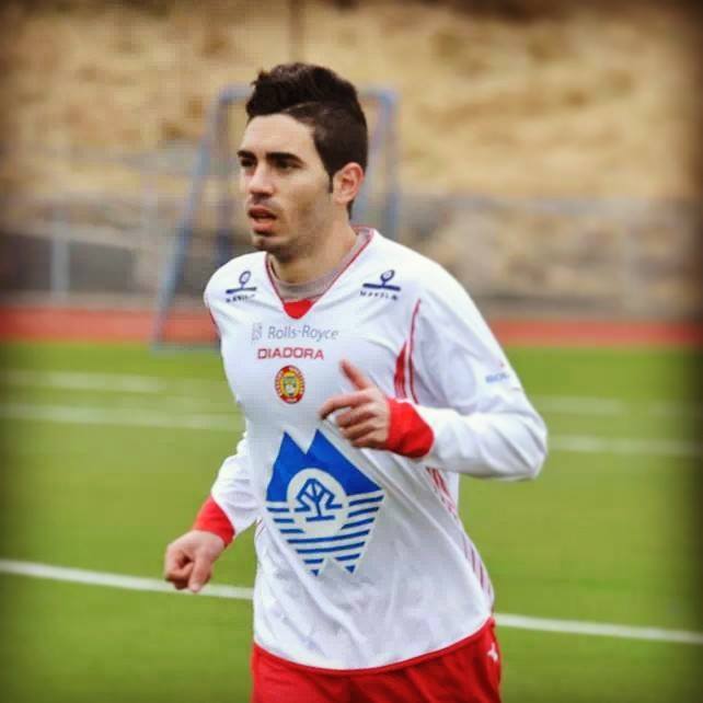 José Pablo Pérez jugando al fútbol