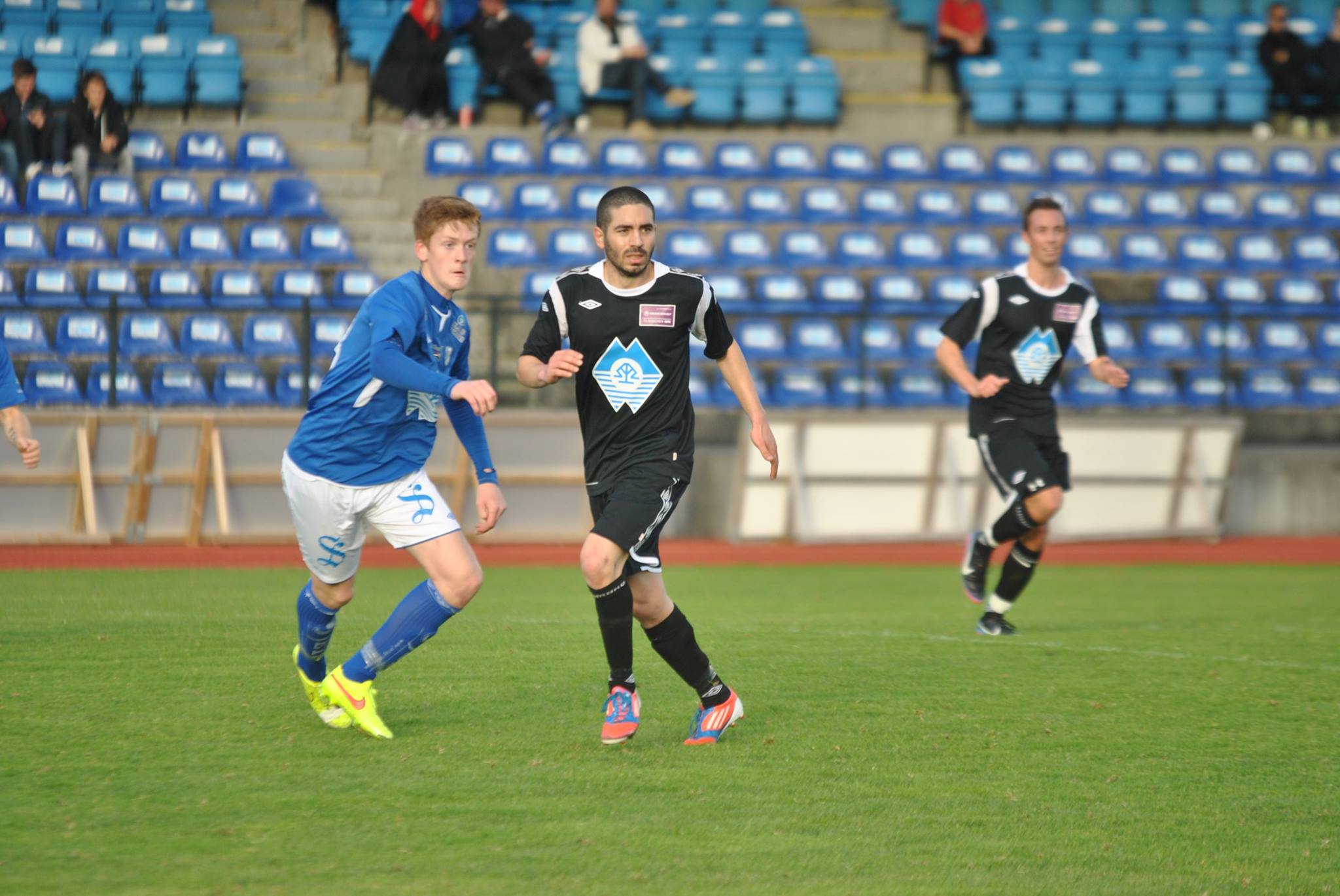 José Pablo Pérez jugando al fútbol